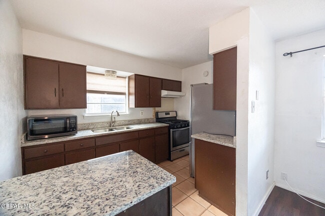 Photo - 5409 Edmonton Ave