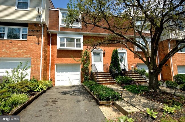 Photo - 10 Catbird Ct Townhome
