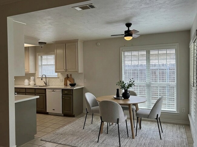 Photo - 225 Karten Ln