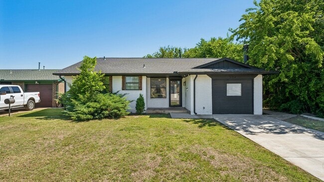Building Photo - Charming 3 Bedroom Home with Spacious Backyard