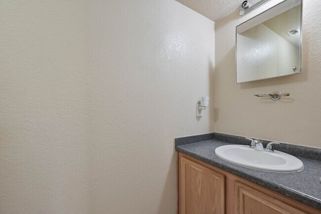 Photo - 404 Kings Way Dr