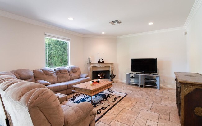 Photo - 16659 Addison St