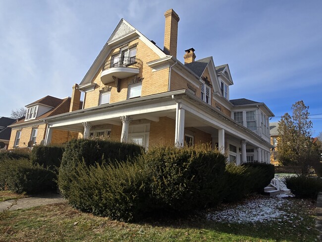 Building Photo - 544 E Pearl St Unit 3