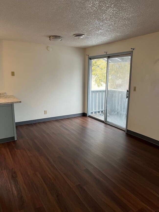 Photo - 2 Bedroom, 1 Bathroom Upstairs Apartment -...