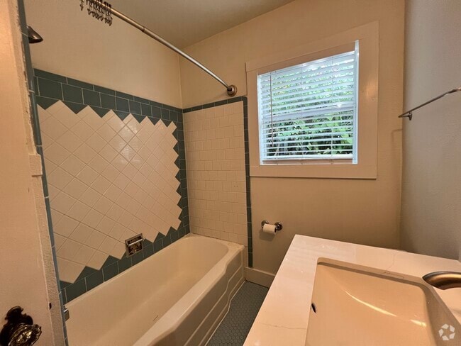 Building Photo - 927 Donaldson Ave Rental