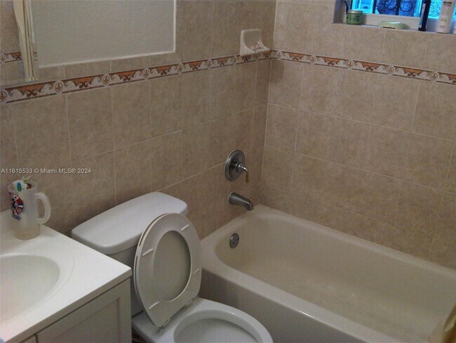 Photo - 71 NE 43rd St