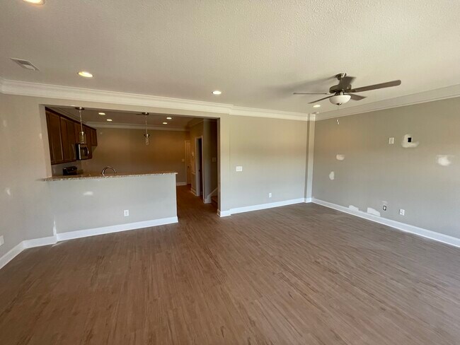 Photo - 328 Broadberry Ave