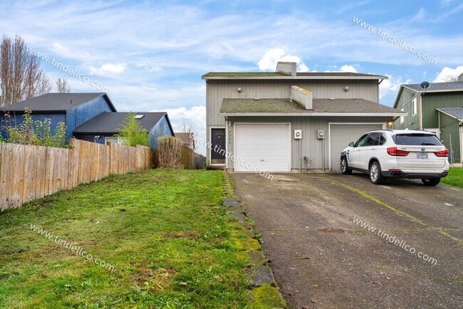 Building Photo - 3 Bedroom Home with New LVP, Fenced Yard & Attached Garage located on Cul-De-Sac!