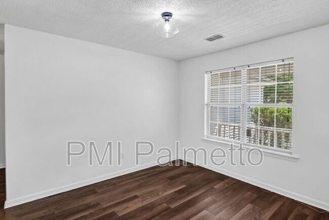 Photo - 212 Brookstone Way