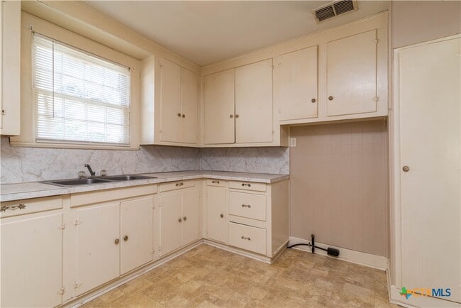 Building Photo - 712 S Walnut Ave