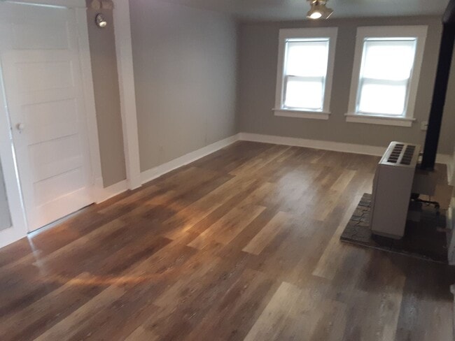 Building Photo - 1204 Shawano Ave Unit Upper