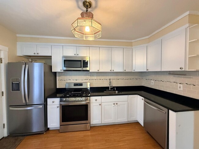 Building Photo - 15 Laurel St Unit 3