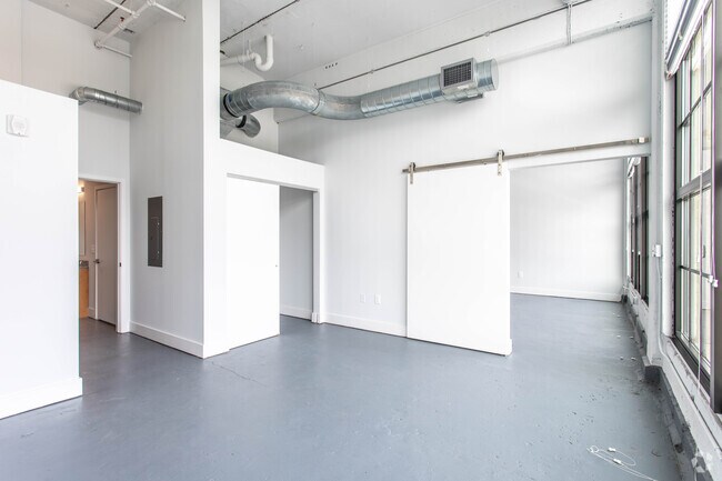 1Br,1Ba - 912 SF