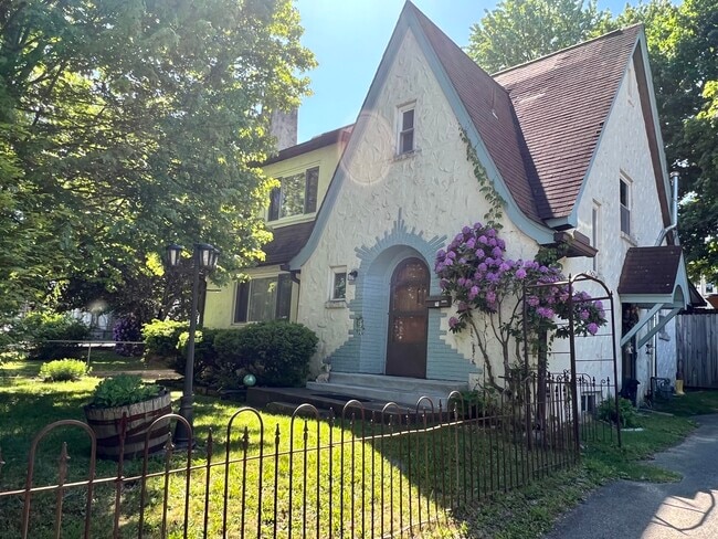 Building Photo - 148 Church St