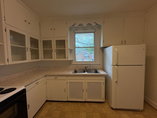 Photo - Spacious 2-3 bedroom house! Located on sid...