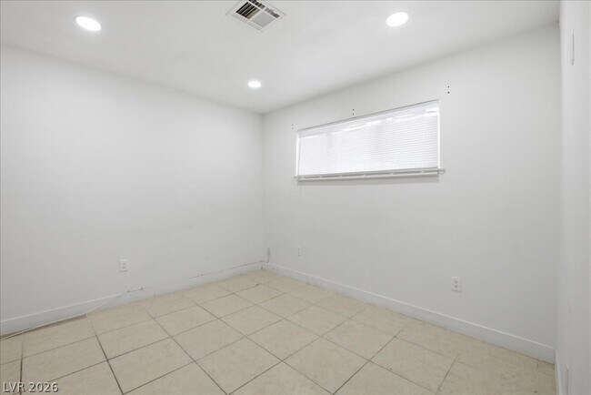 Building Photo - 4013 Esmeralda Ave