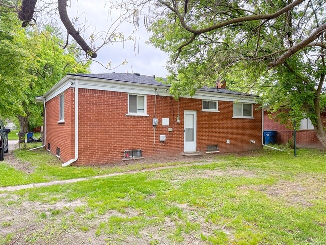 Photo - 3825 Moore St