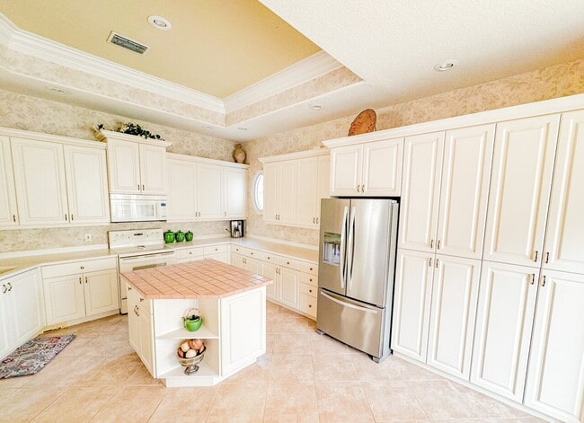 Photo - "Luxurious 3-Bedroom Bradenton Retreat with Granite Elegance & Guest Suite -