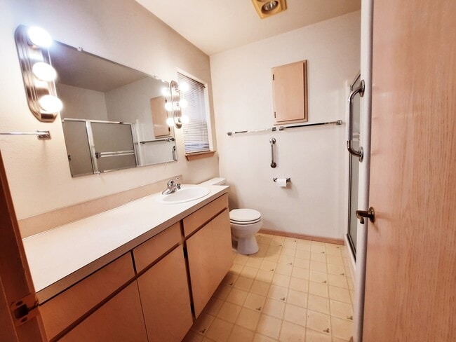 Photo - 860 SE Sentry Dr