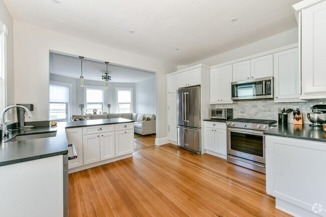 Building Photo - 132-134-134 Paul Gore St Unit 3 Rental