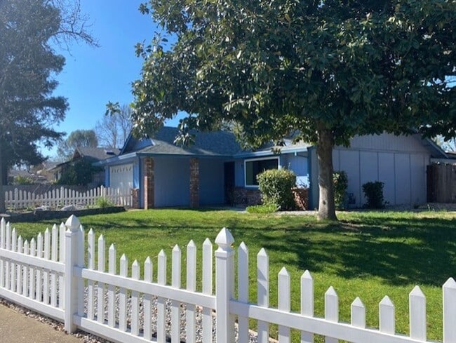 Building Photo - Charming Home off Shasta View!