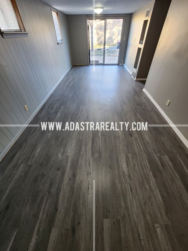 Photo - Awesome 2 Bedroom Duplex in Overland Park-Available in APRIL!!