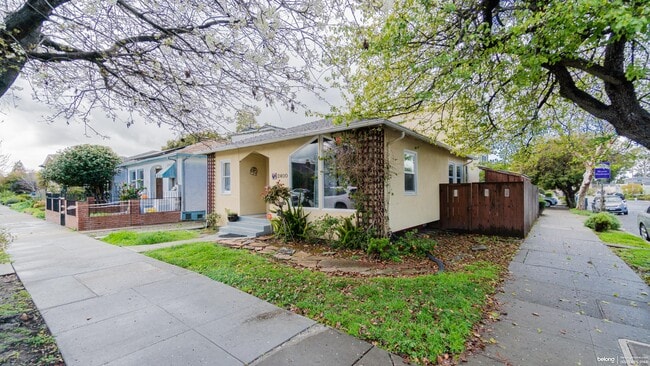 Photo - 2400 Bonar St