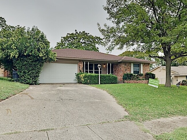 Building Photo - No Application Fee* Plus $250 Off First & ... Rental