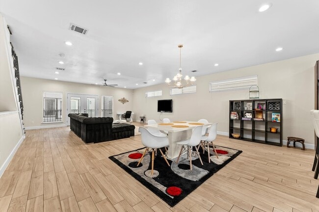 Building Photo - 3045 Clinton Dr