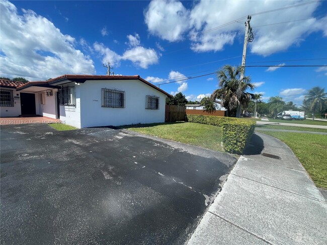Building Photo - 3960 SW 68th Ave Unit 3960