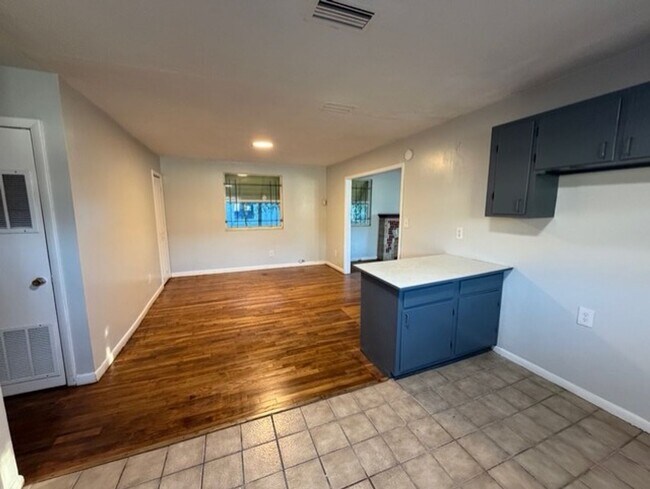 Photo - 1727 Campus St