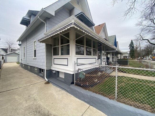 Photo - 3 Bed 2 Bath