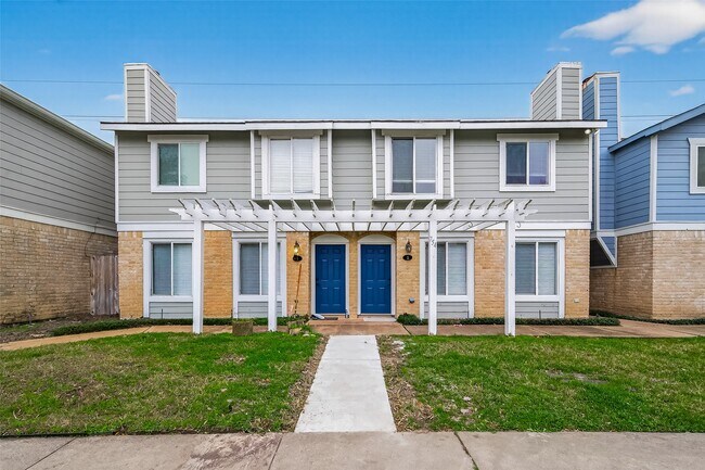 Building Photo - 754 Memorial Mews St Unit B