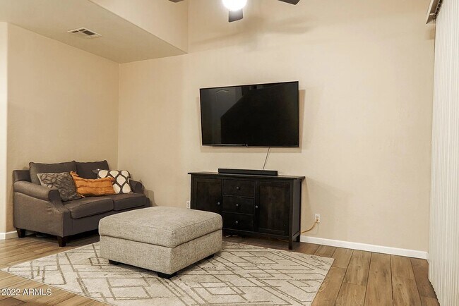 Building Photo - 1015 S Val Vista Dr