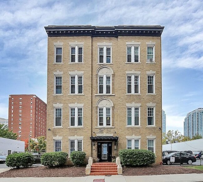 Building Photo - Stylish Uptown Charlotte 1-Bedroom 1-Bathroom — Historic Charm + 4 Weeks rent FREE (Prorated!) Unit 203