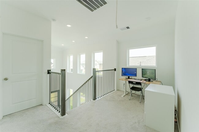 Building Photo - 6731 Iron Clover Dr