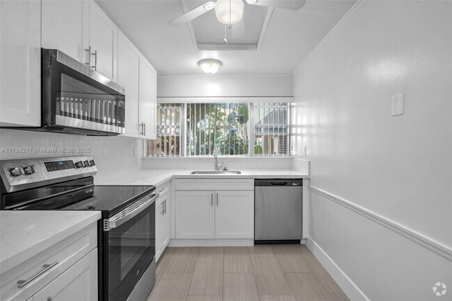 Building Photo - 940 NE 199th St Unit 1M Rental