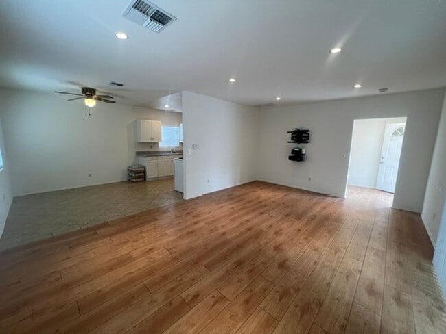 Photo - 17430 Gledhill St