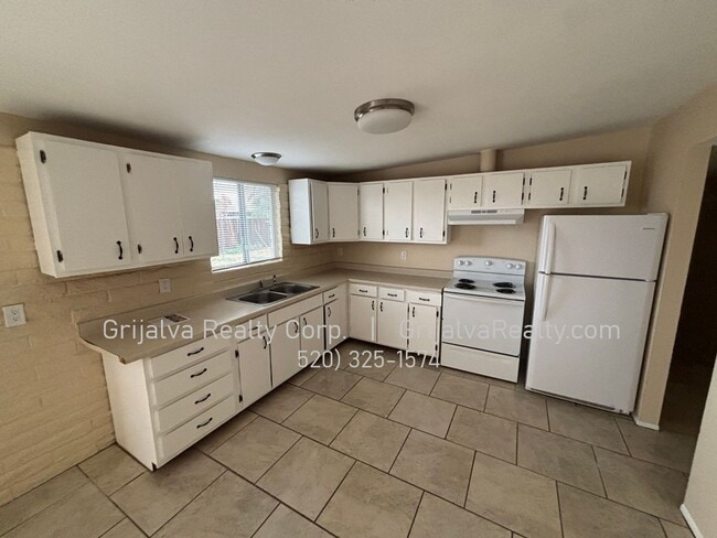 Photo - Spacious 4 Bedroom House for Rent (Irvington/Kolb)