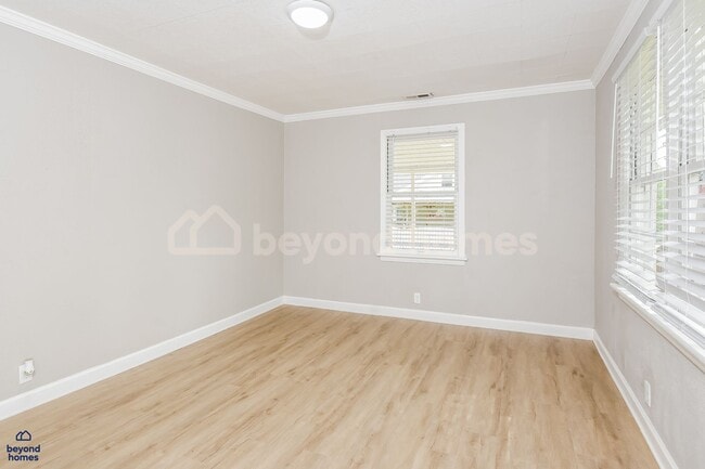 Photo - 935 James Ave