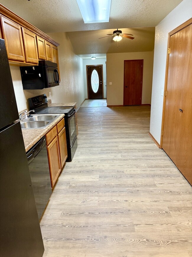 Photo - 2204 Lakeview Dr