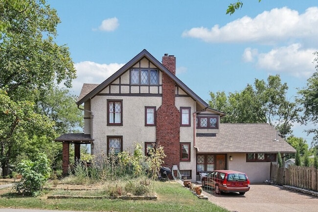 1715 Cedar Ln