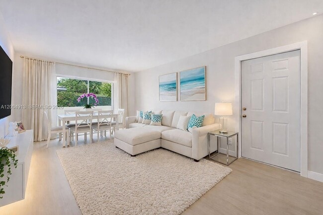 Photo - 567 SW 3rd St Unit 2