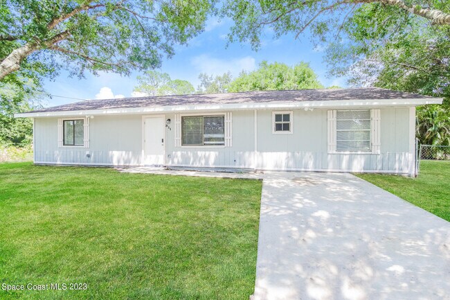 Photo - 811 Airport Ave SE