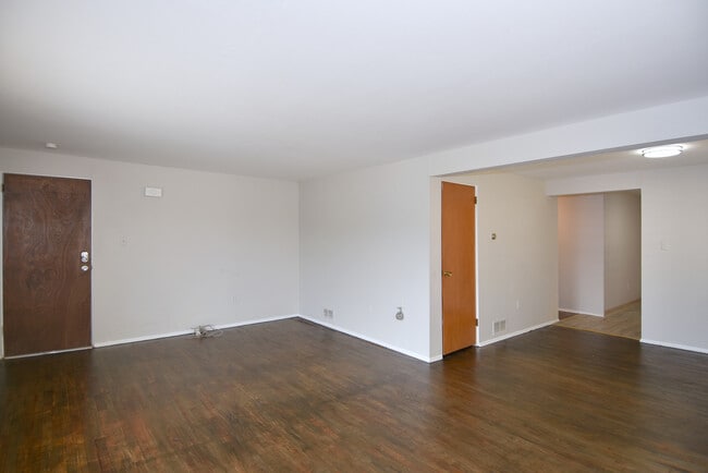 Living & dining area - 3152 Glendale Ave Unit 1