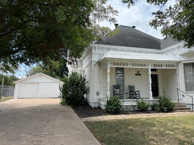 Photo - 1100 Symes St
