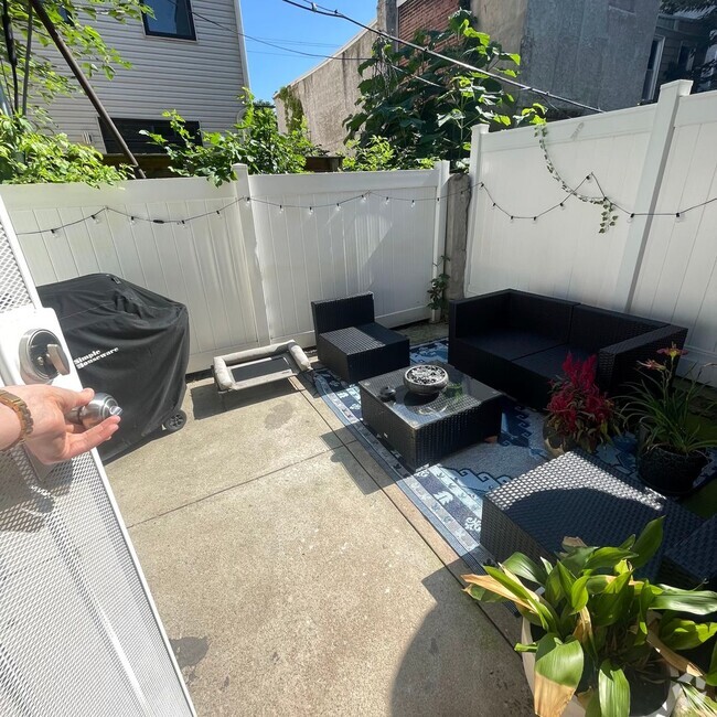 Building Photo - Unique&Updated Point Breeze Row home with ...