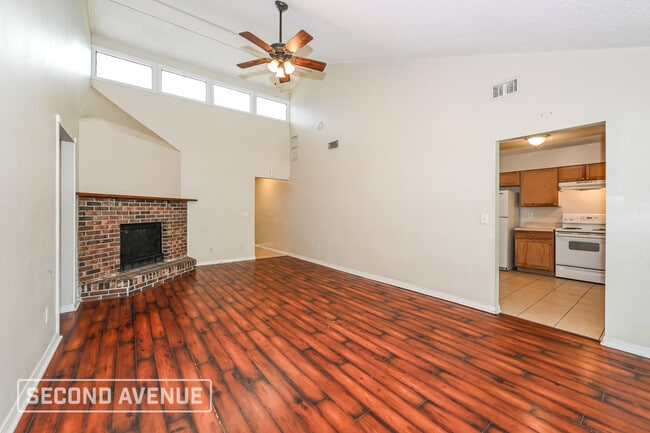 Photo - 1540 Lake Shore Blvd