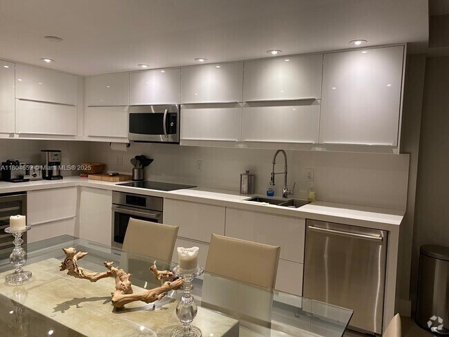 Building Photo - 2301 Collins Ave Unit 738 Rental