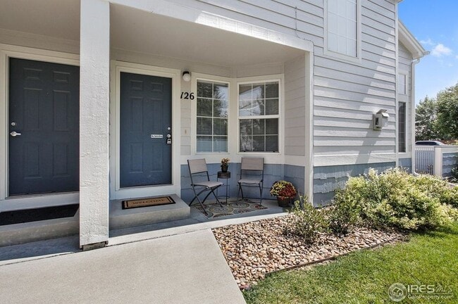 Building Photo - IMMACULATE 2 BED/1.5 BATH TOWNHOME IN LONG...